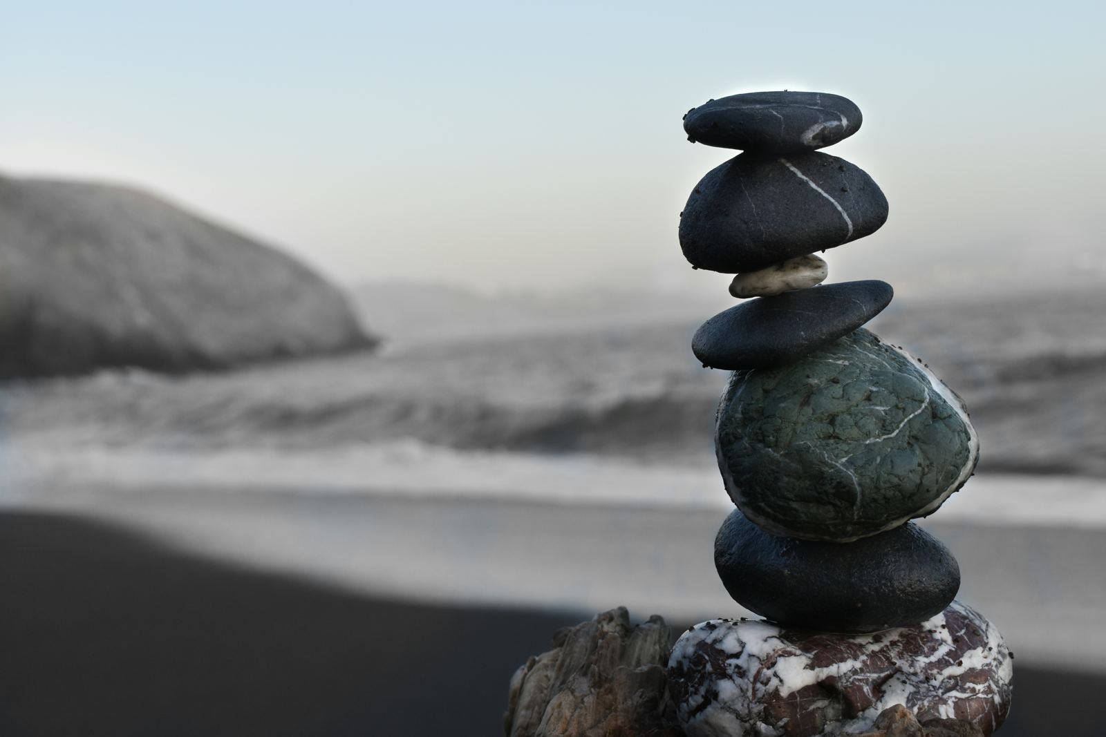 Piedras en equilibrio junto al mar
